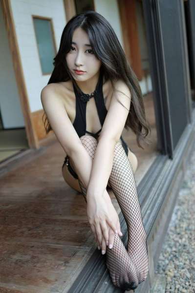 写真女神林子欣黑丝网袜半露