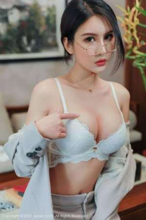 戴眼镜的极品爆乳秘书
