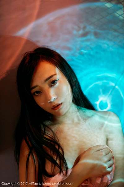 性感尤物瑞欣蜜乳波光艺术照