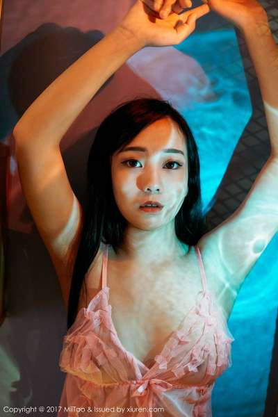性感尤物瑞欣蜜乳波光艺术照