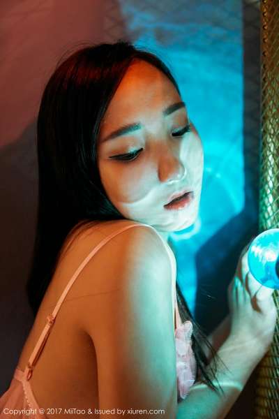 性感尤物瑞欣蜜乳波光艺术照