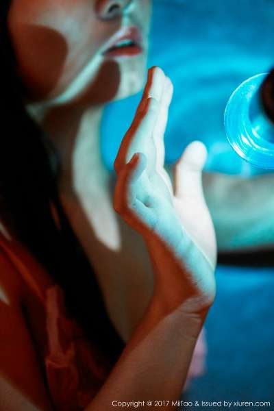 性感尤物瑞欣蜜乳波光艺术照