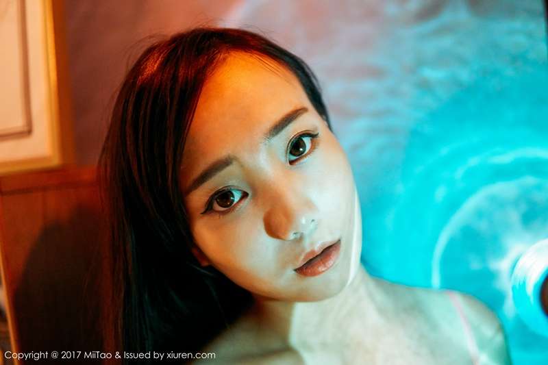 性感尤物瑞欣蜜乳波光艺术照