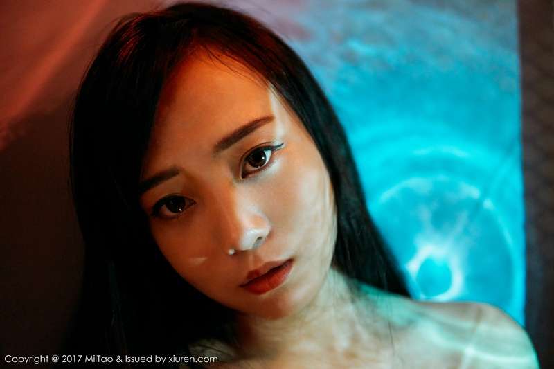 性感尤物瑞欣蜜乳波光艺术照