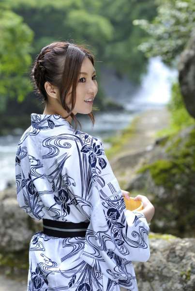 性感日本女优由比呈现的浴室写照