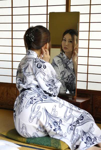 性感日本女优由比呈现的浴室写照