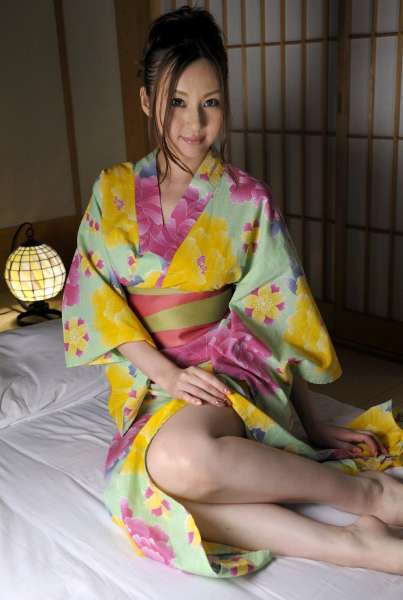 性感日本女优由比呈现的浴室写照