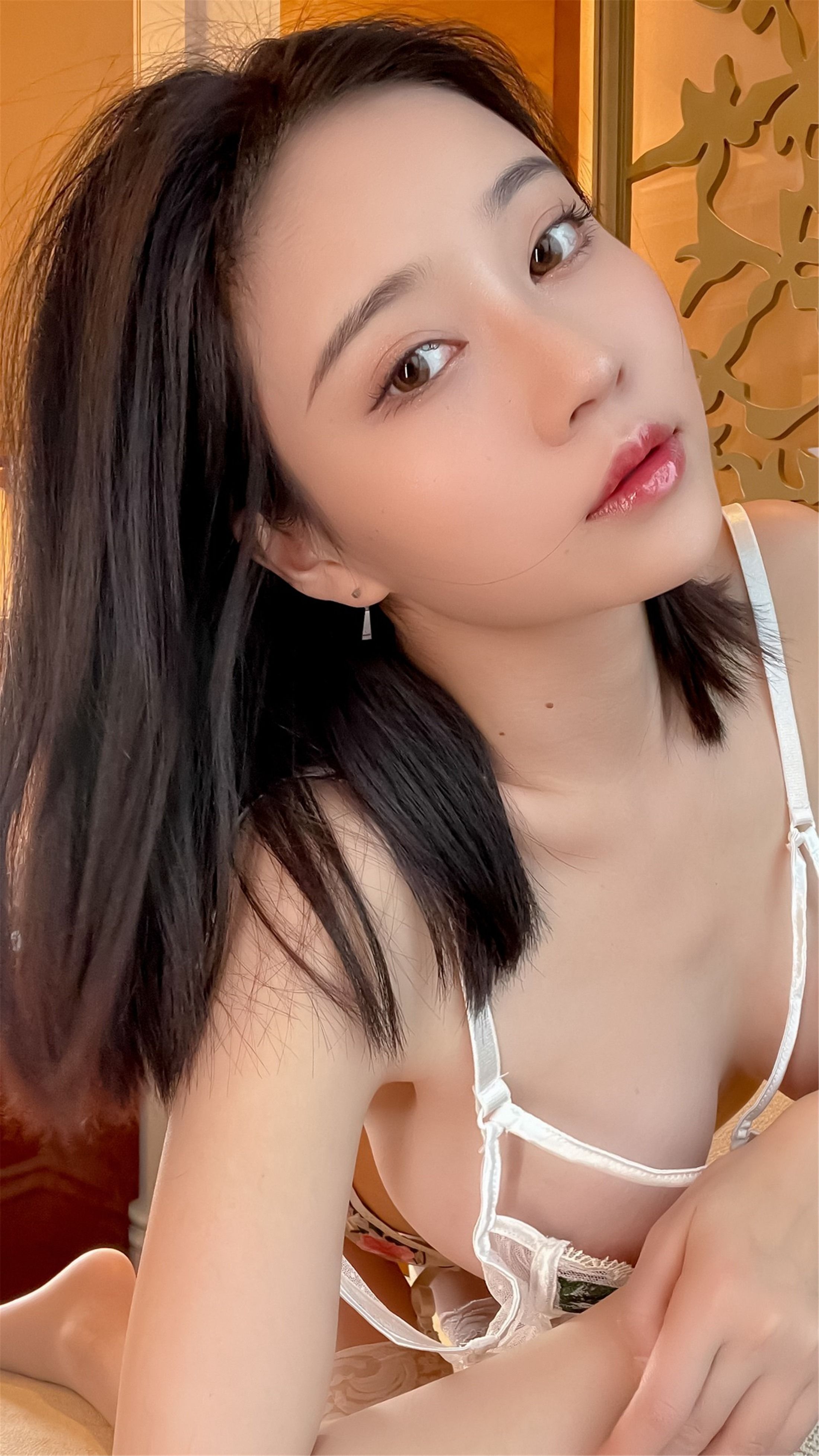 手机镜头下的吊带少女-年年