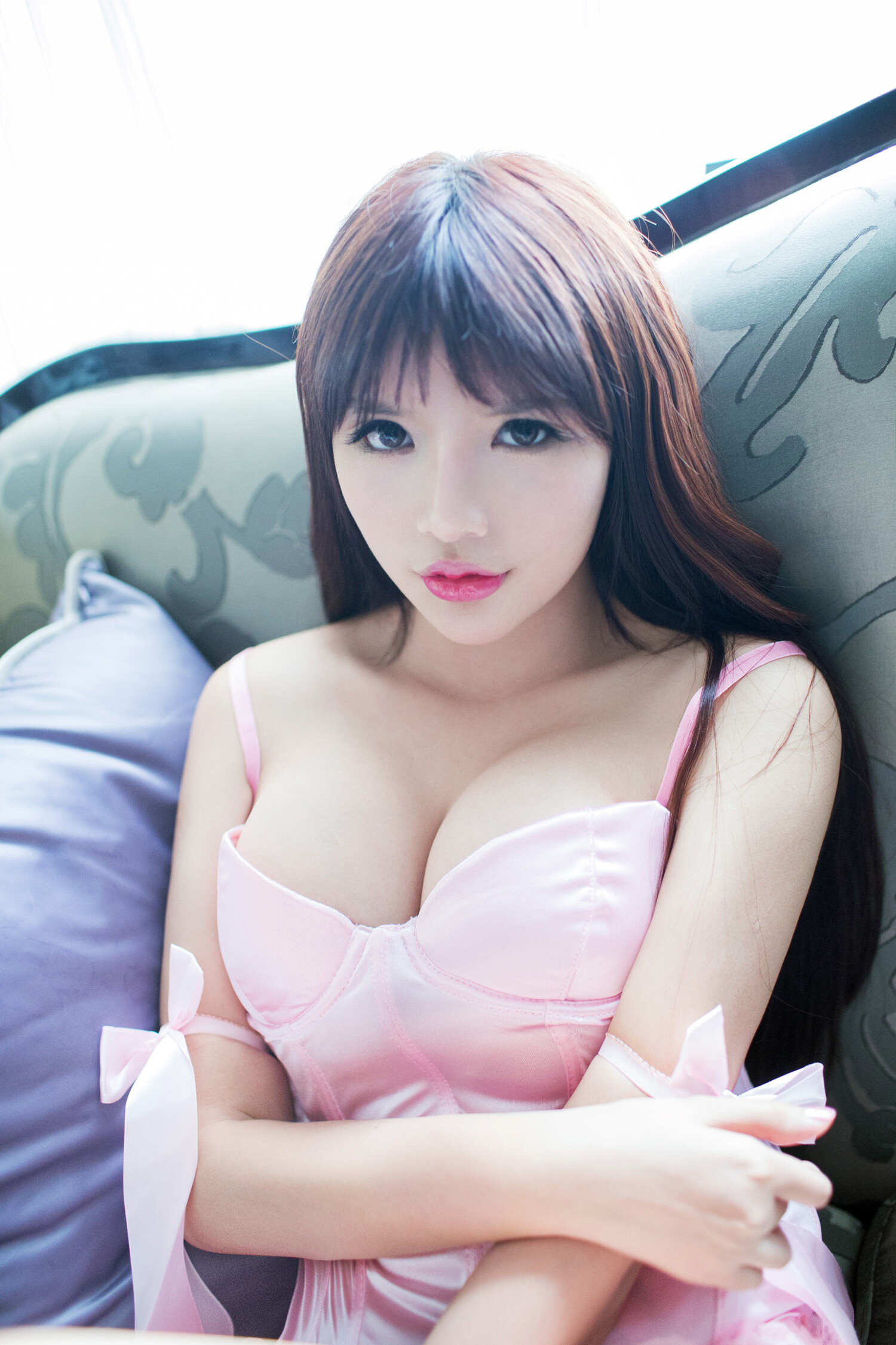 白皙爆乳女模