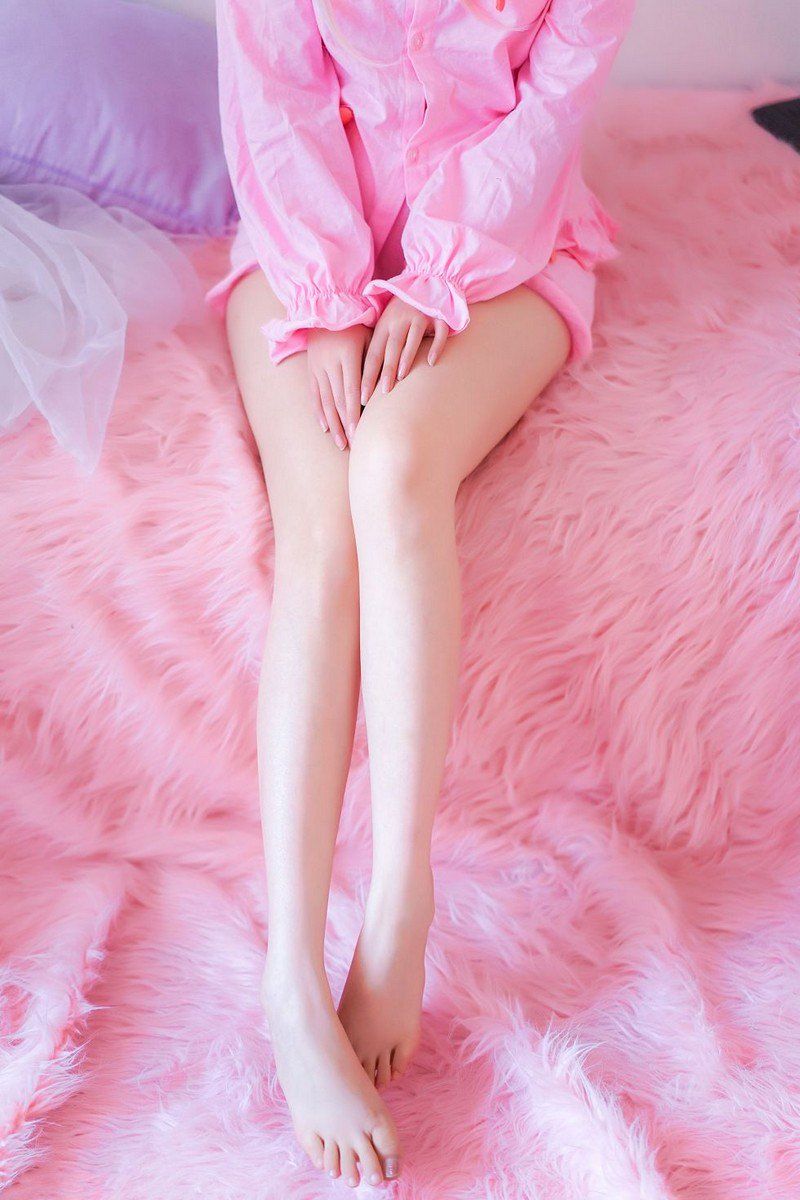 粉色睡衣美女粉色床上性感短裤秀美腿