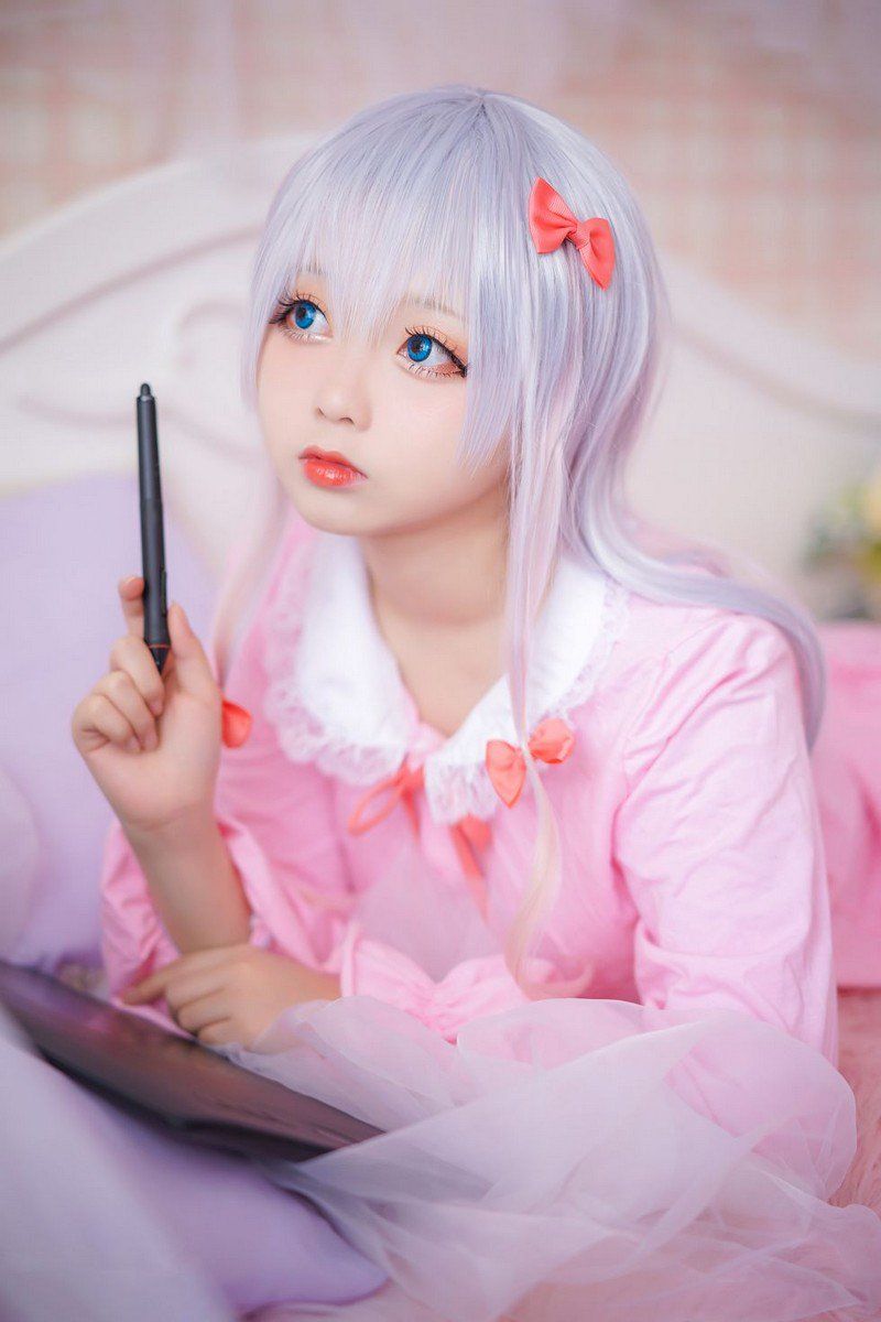 粉色睡衣美女粉色床上性感短裤秀美腿