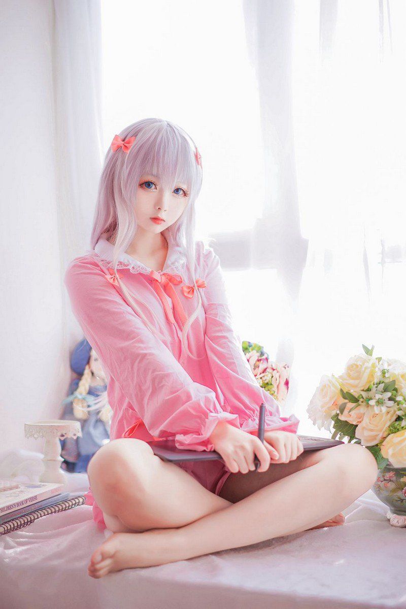 粉色睡衣美女粉色床上性感短裤秀美腿