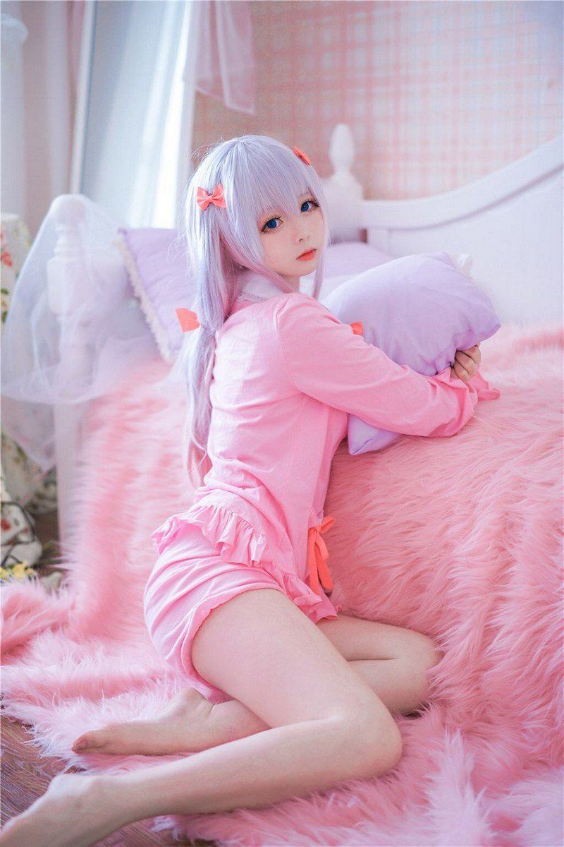 粉色睡衣美女粉色床上性感短裤秀美腿
