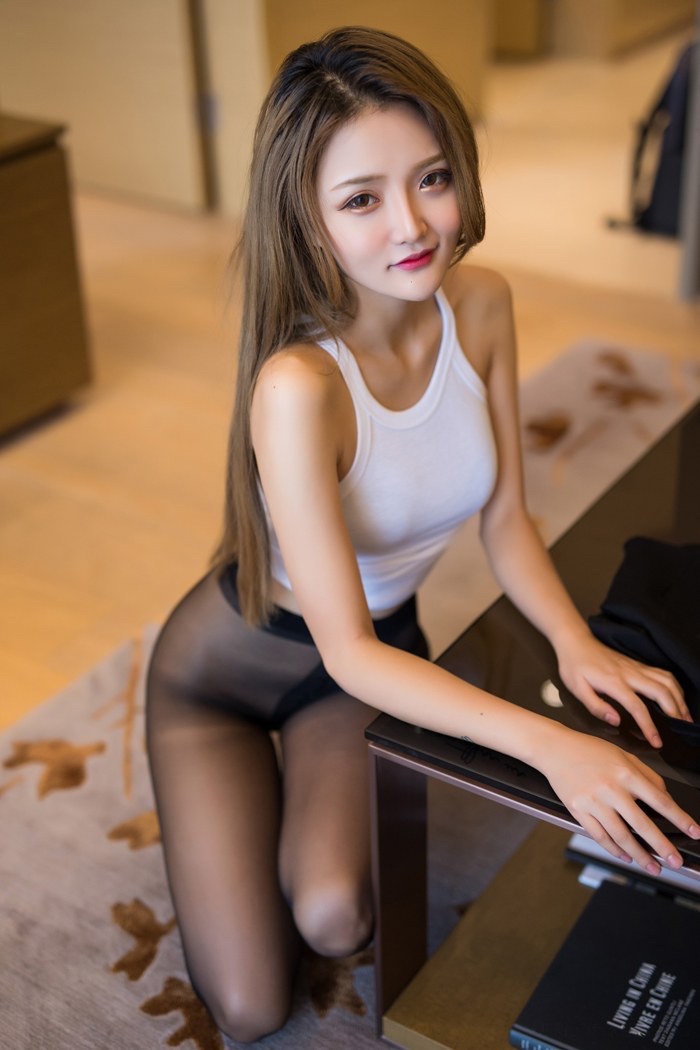 黑丝长腿秘书