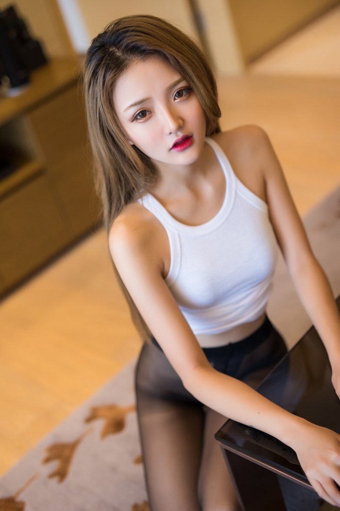 黑丝长腿秘书