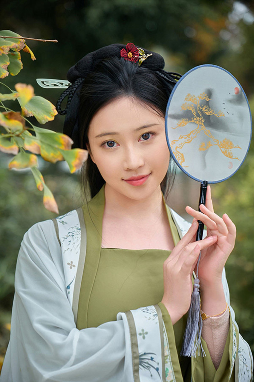 这股香气远方传来,芳香异常,猜想一定是秋兰发出的香气