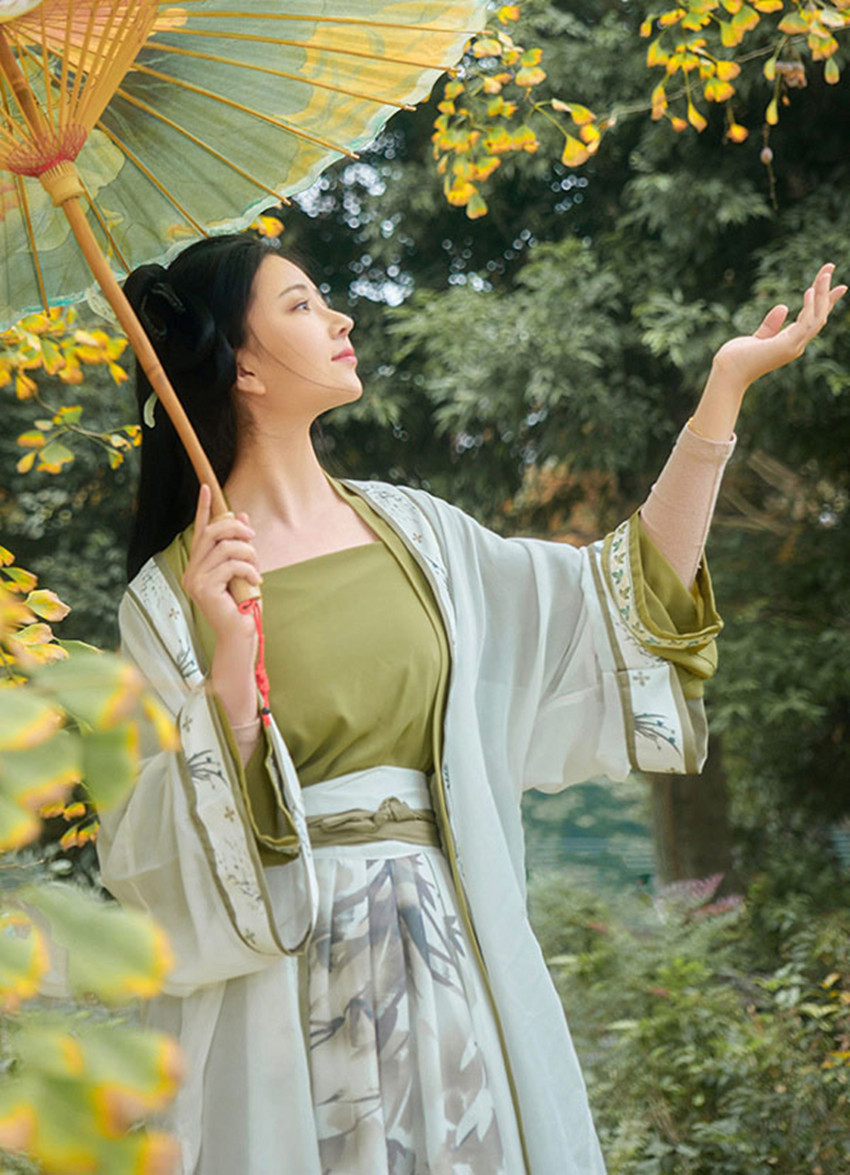 这股香气远方传来,芳香异常,猜想一定是秋兰发出的香气