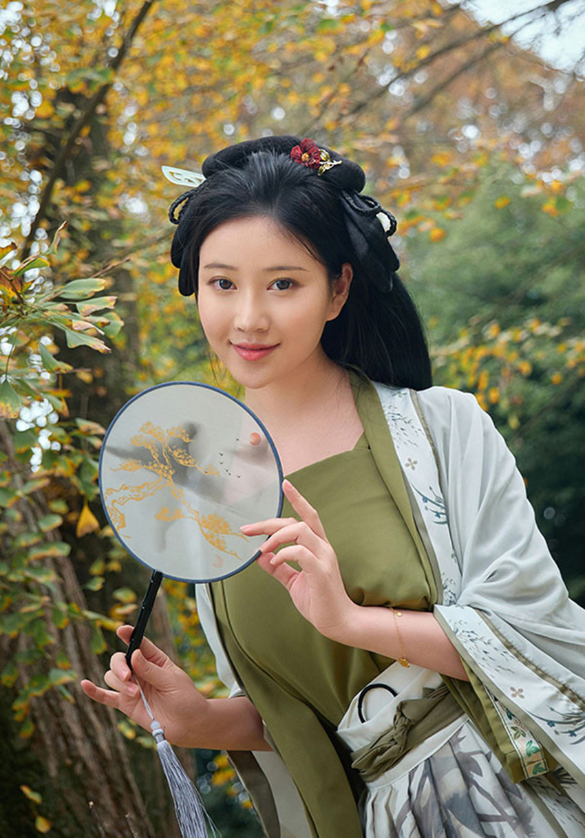 这股香气远方传来,芳香异常,猜想一定是秋兰发出的香气