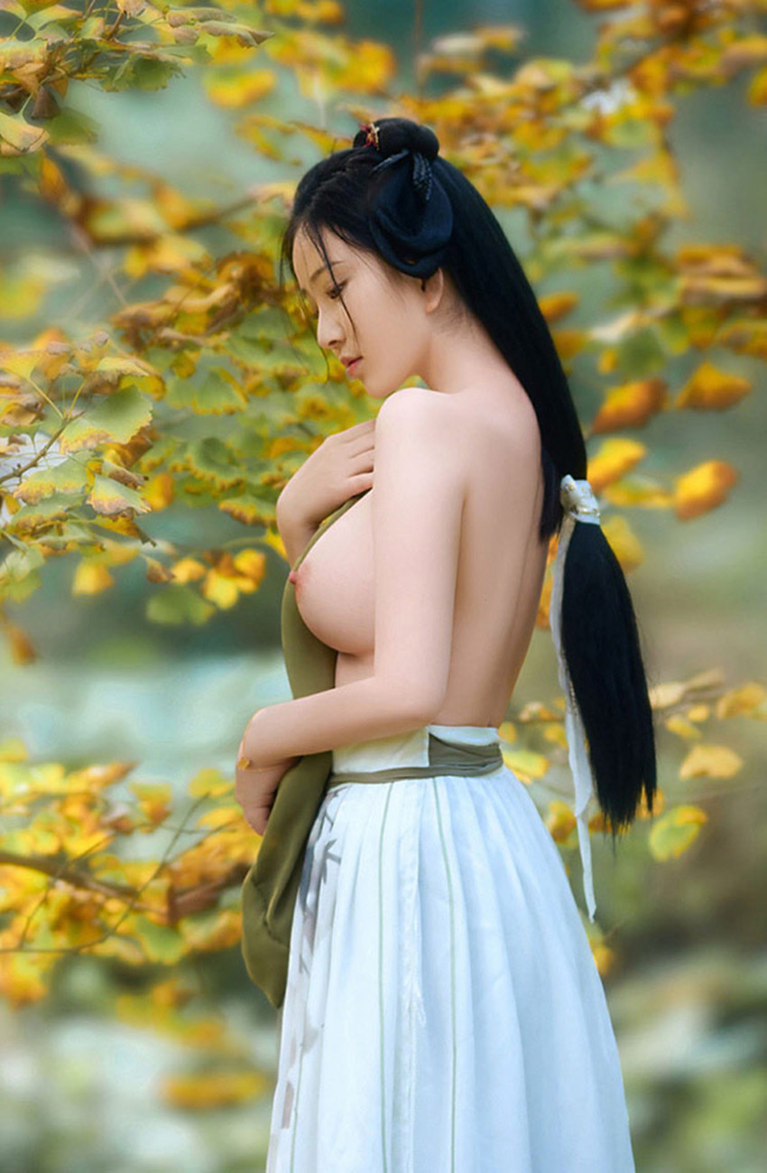 这股香气远方传来,芳香异常,猜想一定是秋兰发出的香气