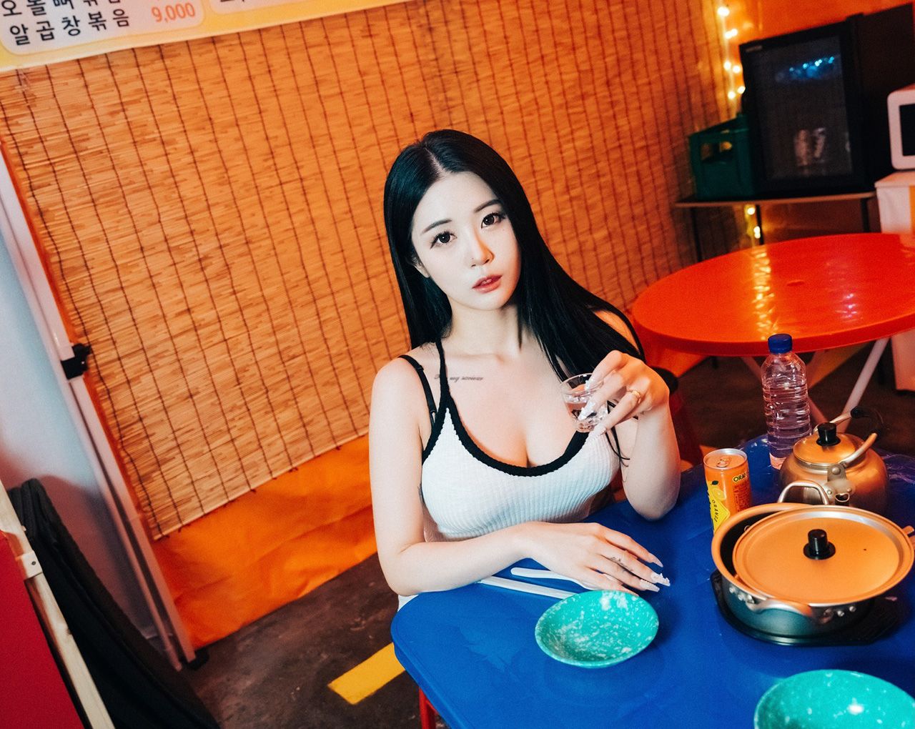 戶外大秀養眼美臀 實在有夠辣