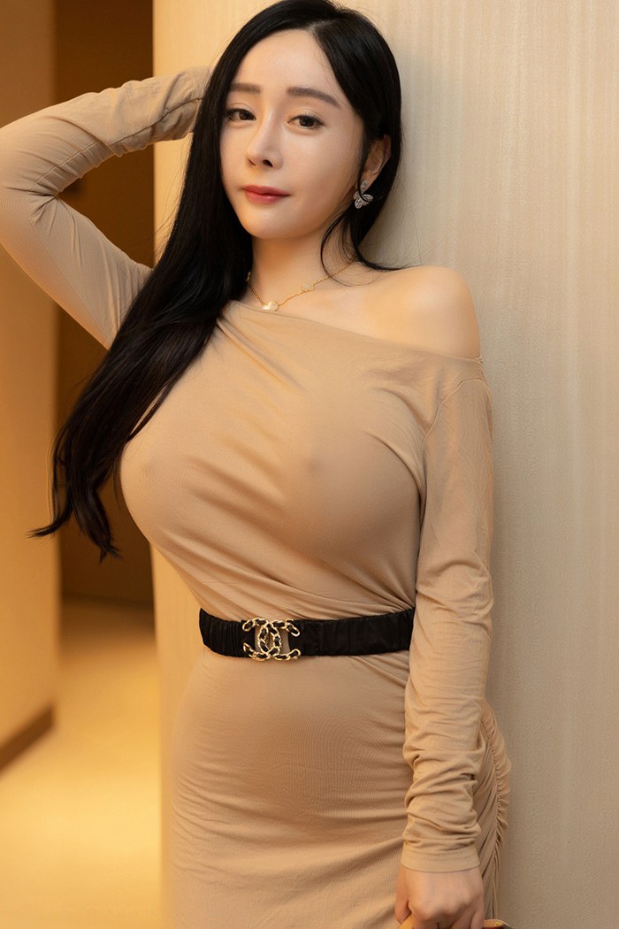 胸部饱满的美女