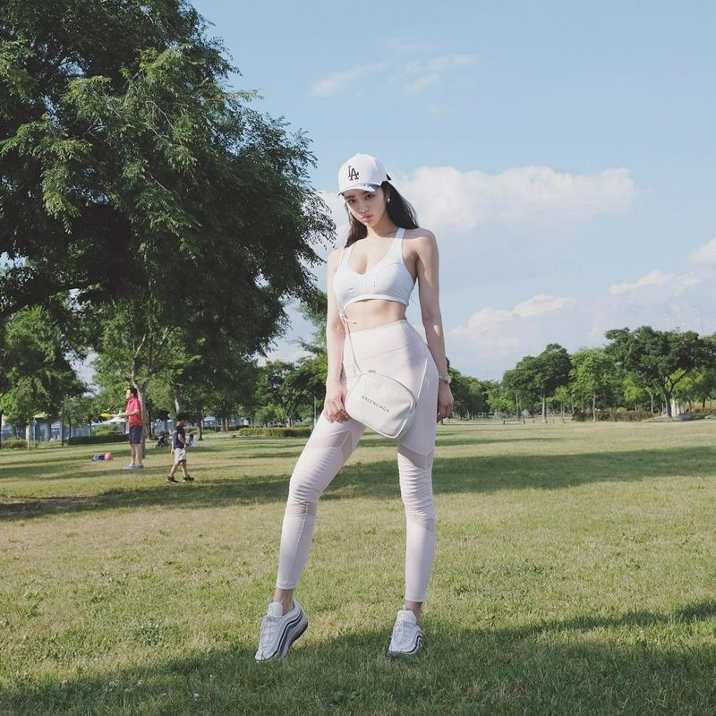 李妍和健美身材马甲线