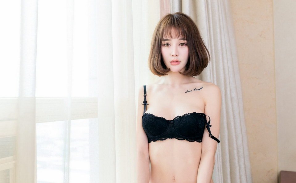 奶子小小的眼睛大大的