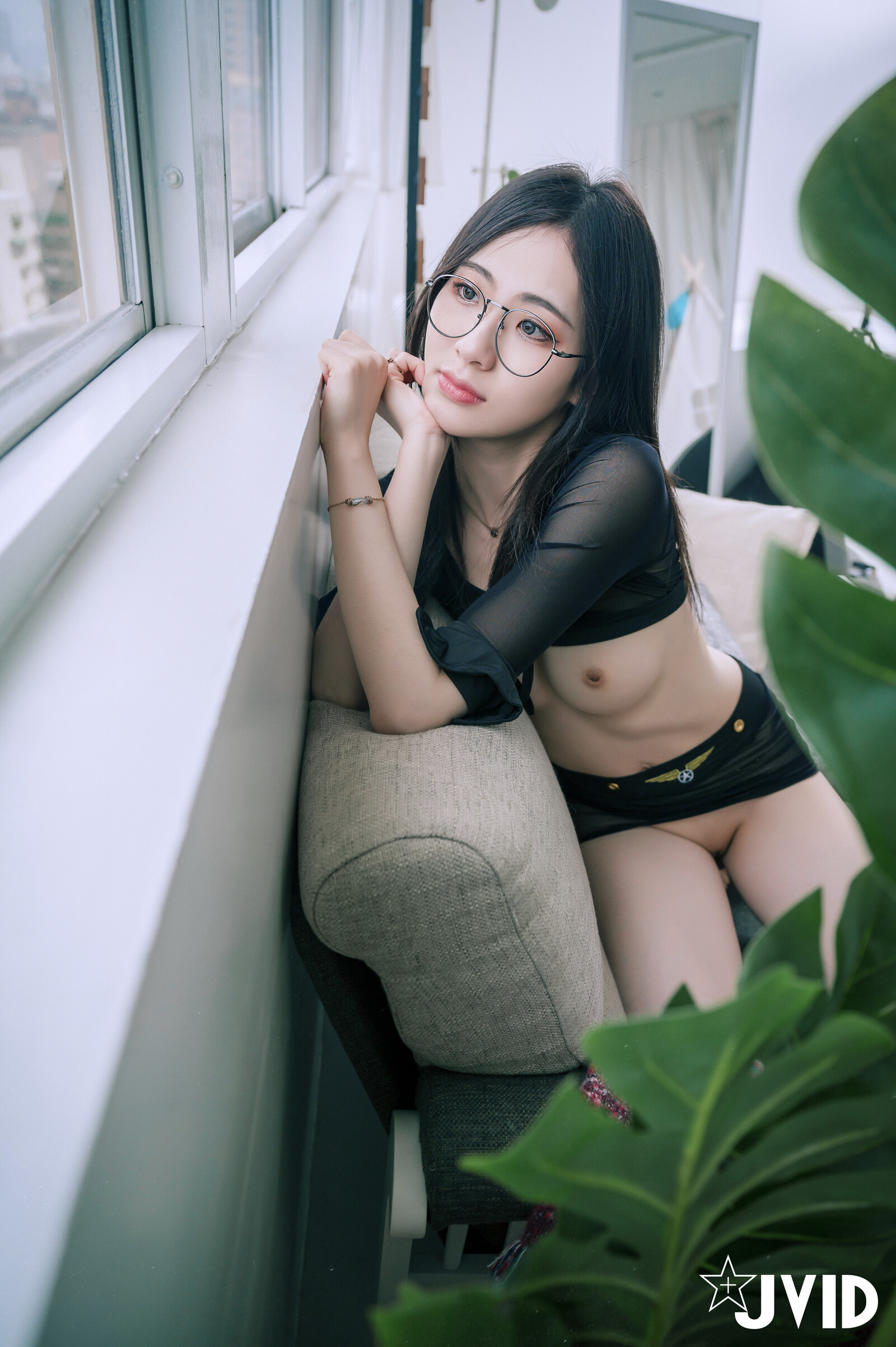 嫩妹子带上眼镜更是让人受不了