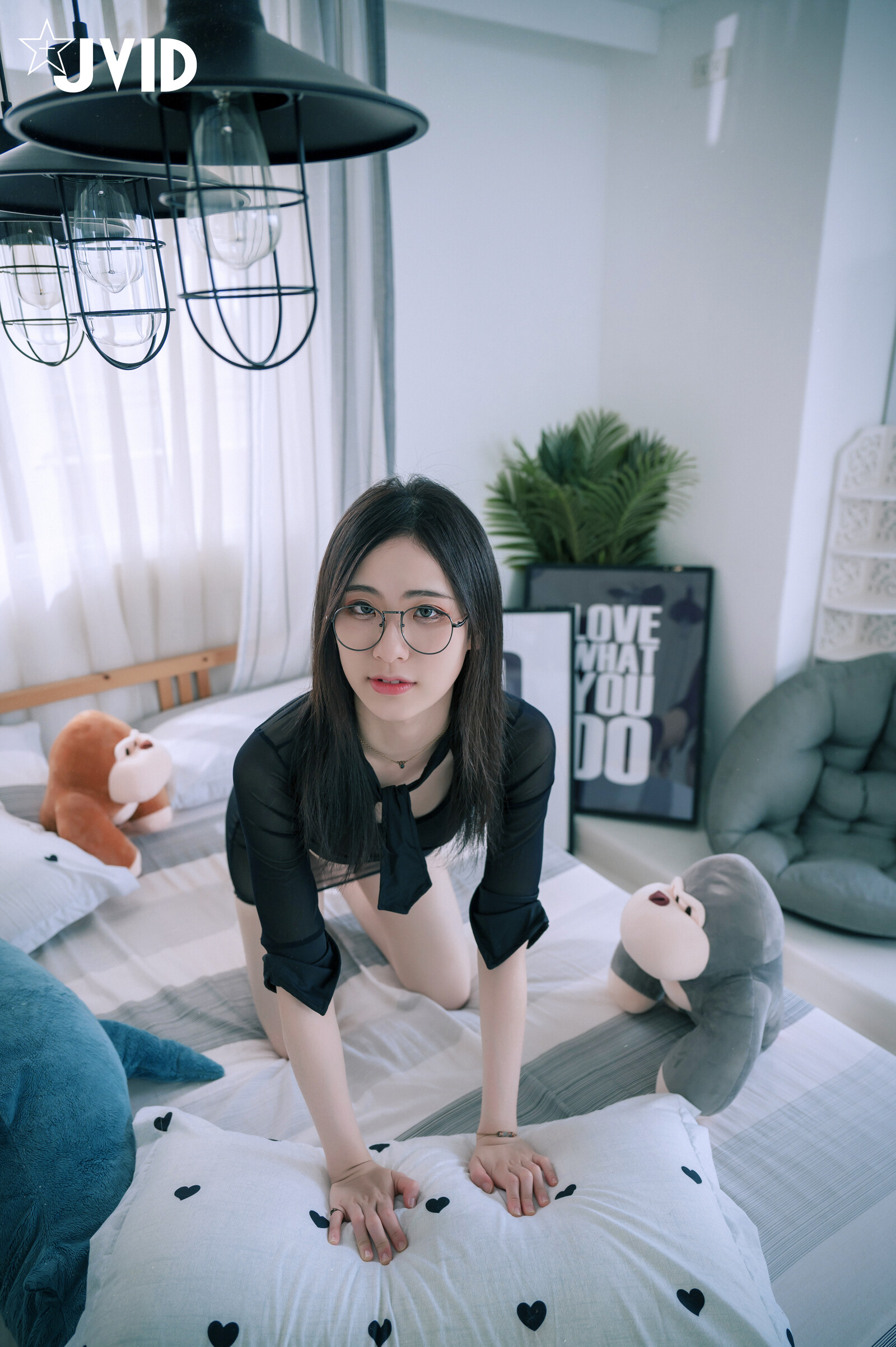 嫩妹子带上眼镜更是让人受不了