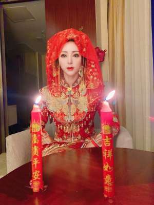 穿婚纱的小姐姐