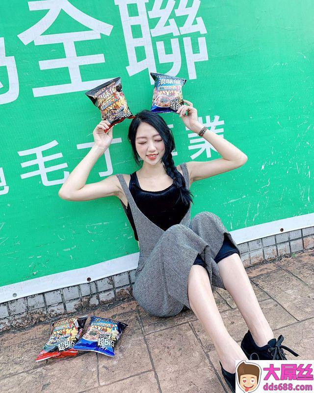 鱼鱼衣服下的乳波荡漾多到满出来网惊艳：超嫩
