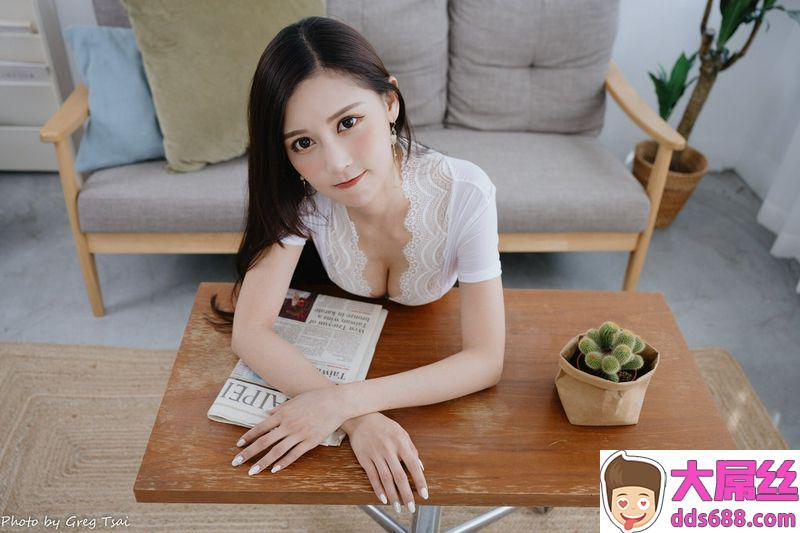 小秘书刚下班回家,慵懒什么也不想做