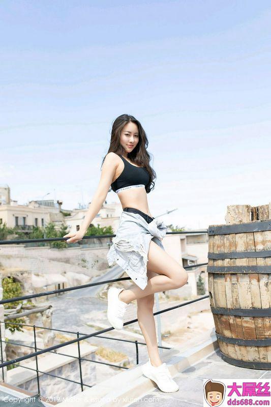 气质女神穆菲菲土耳其旅拍户外性感开胸衣秀白嫩肌肤写真