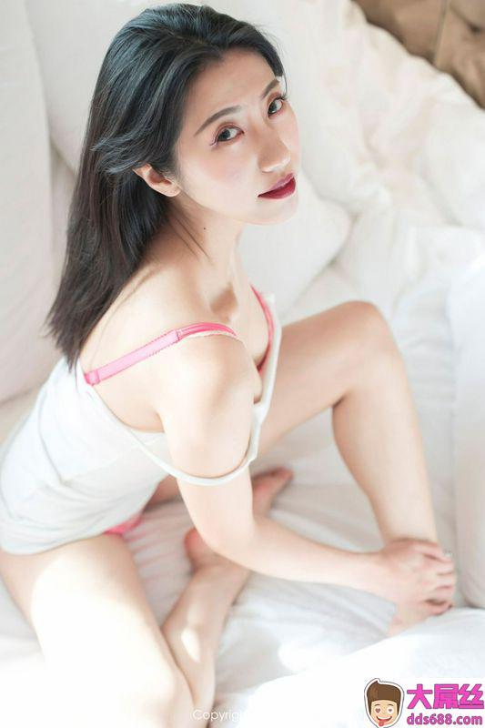 黑丝长腿美女大熙警服人妻私房诱惑