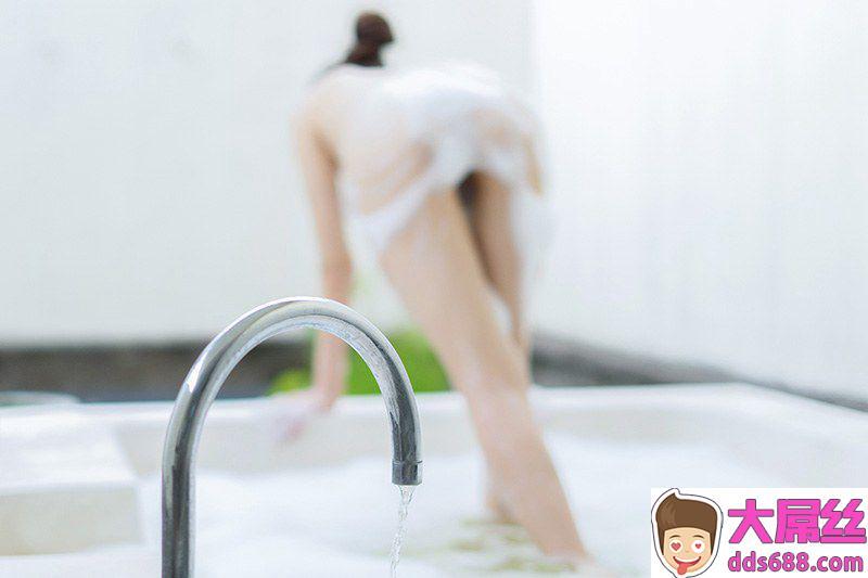 性感女神浴室湿身热辣胴体勾人魂