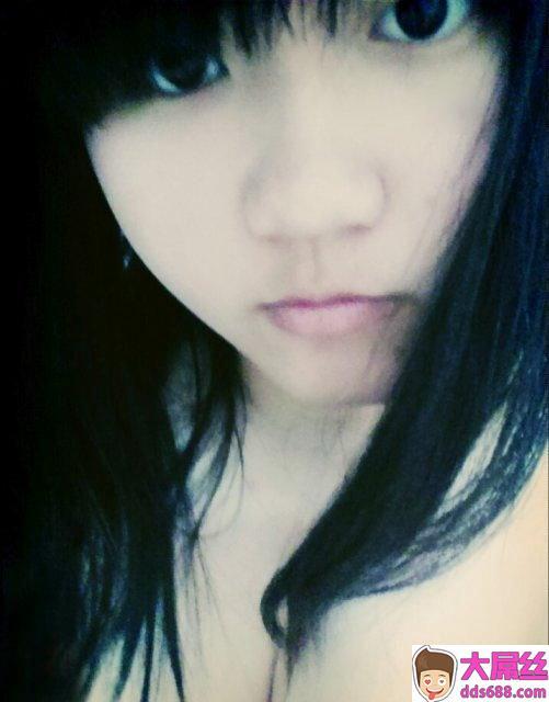 满18没多久的妹妹露出粉嫩酥胸掰穴