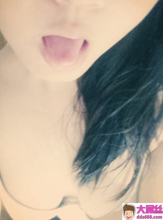 满18没多久的妹妹露出粉嫩酥胸掰穴