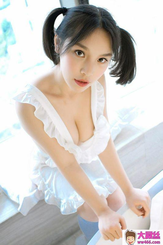 童颜巨乳小纯子纯白制服诱惑动人