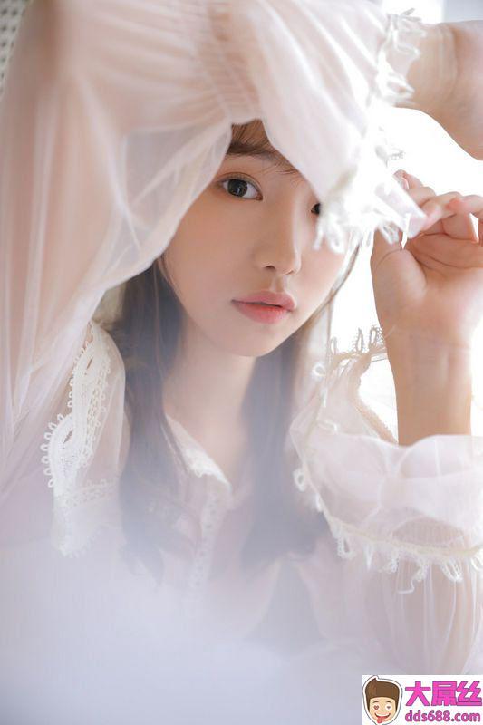 清新秀丽美女薄纱裙性感写真图片