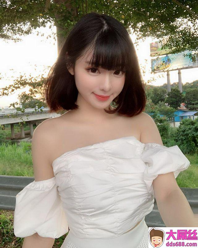 言情小说般梦幻！大马童颜妹Amy香儿傲人上围藏不住