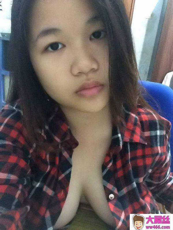 21岁的D奶妹子露乳插逼