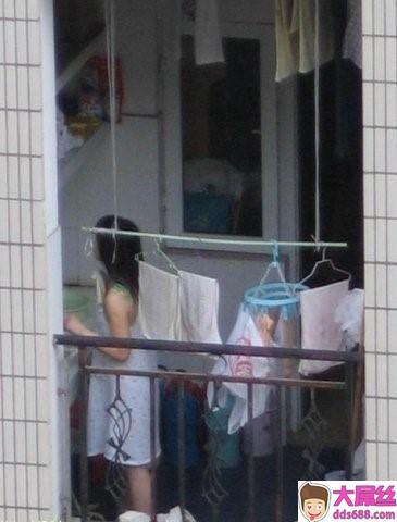 大学女宿正妹遭偷拍洗澡、抹乳液穿内衣全都露