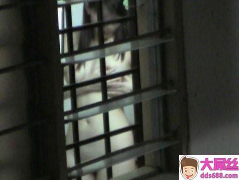 大学女宿正妹遭偷拍洗澡、抹乳液穿内衣全都露