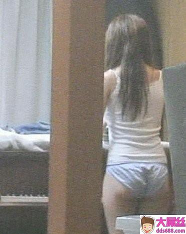 大学女宿正妹遭偷拍洗澡、抹乳液穿内衣全都露