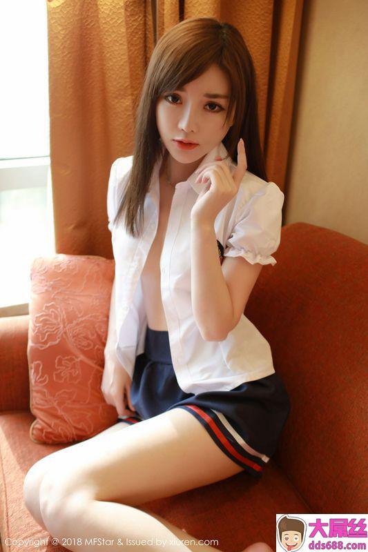 美女模特韩子萱一身优雅英伦校服