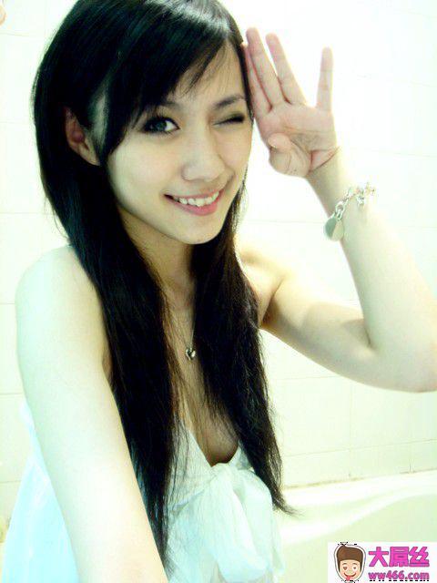 台湾正妹甜美低胸自拍