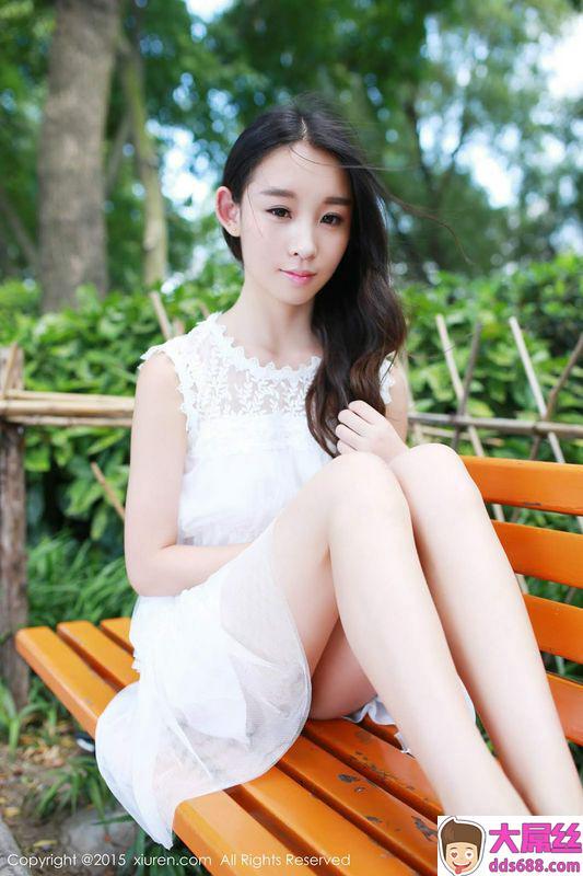 气质美女梓萱空灵眼神气质白色洋装让人想好好呵护