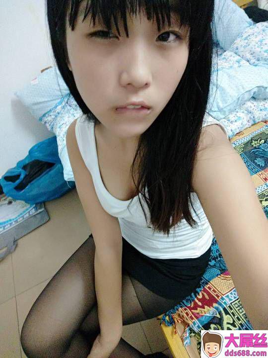 刚满19岁的妹子手机被入侵，裸照生活照流出