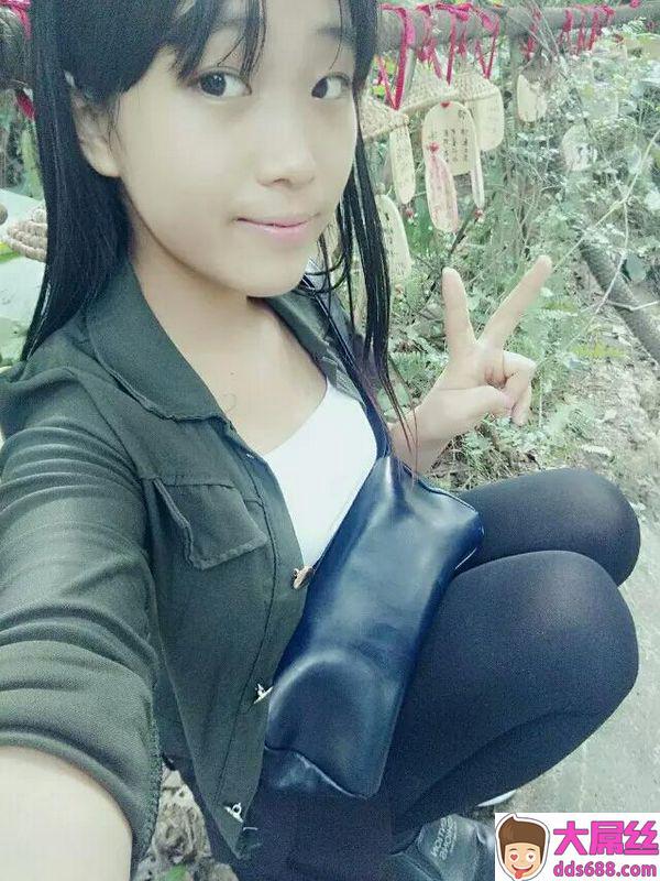 刚满19岁的妹子手机被入侵，裸照生活照流出