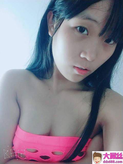 刚满19岁的妹子手机被入侵，裸照生活照流出